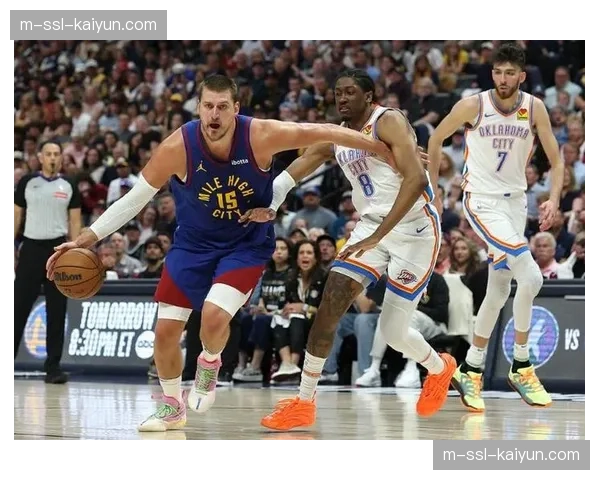 雷霆加时险胜掘金,年轻核心在密集赛程下展现体能分配策略 雷霆加时险胜掘金,年轻核心在密集赛程下展现体能分配策略